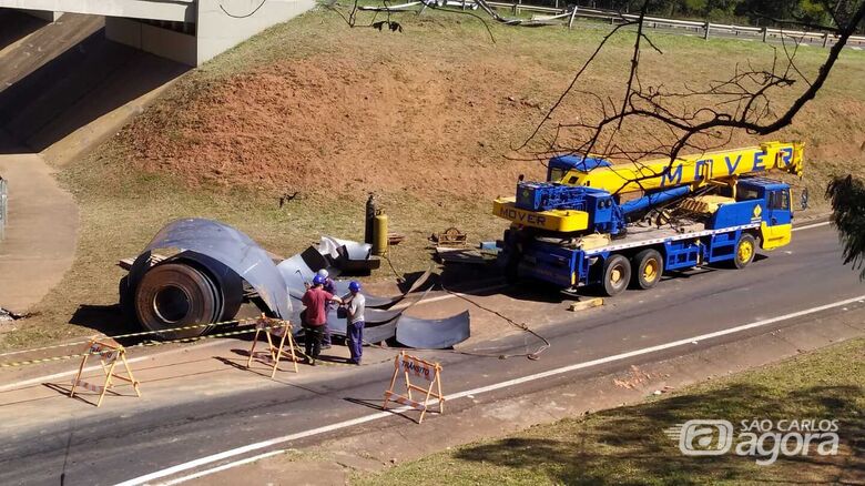 Funcionários trabalham na retirada da bobina de aço de 24 toneladas - Crédito: Maycon Maximino