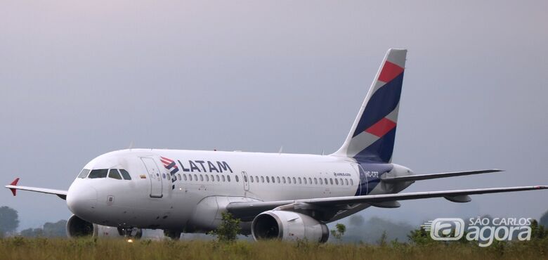 Airbus A319 após pousar no aeroporto de São Carlos - Crédito: arquivo SCA