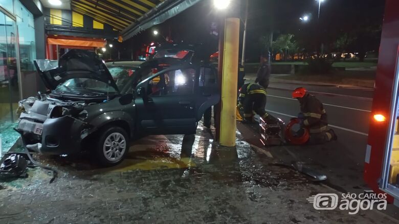 Motorista fica preso nas ferragens após invadir  restaurante na avenida São Carlos - Crédito: Colaborador