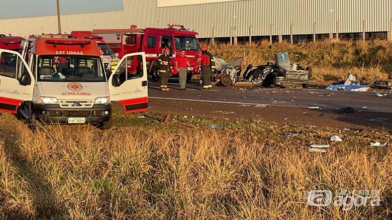 Acidente entre três carros deixa três pessoas mortas e uma gravemente ferida - Crédito: Araraquara Agora