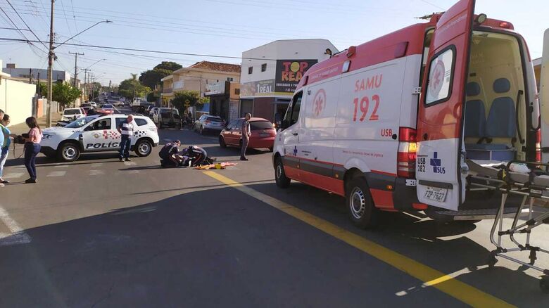 Motociclista sendo socorrida pelo Samu logo após a colisão - Crédito: Maycon Maximino