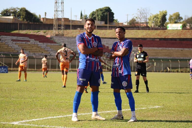 Muita ‘marra’, com justiça: jogadores do Grêmio comemoram após gol contra o Manthiqueira - Crédito: Divulgação