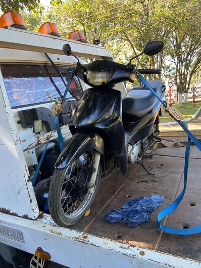A moto estava sem emplacamento e mulher desconfiou - Crédito: Maycon Maximino