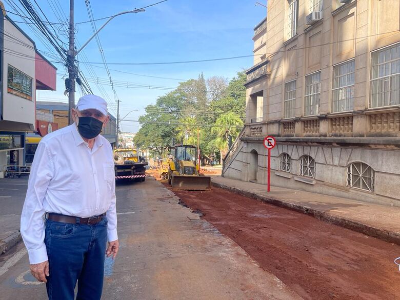 Prefeito Airton Garcia vistoria obras da rua Dona Alexandrina - Crédito: Divulgação