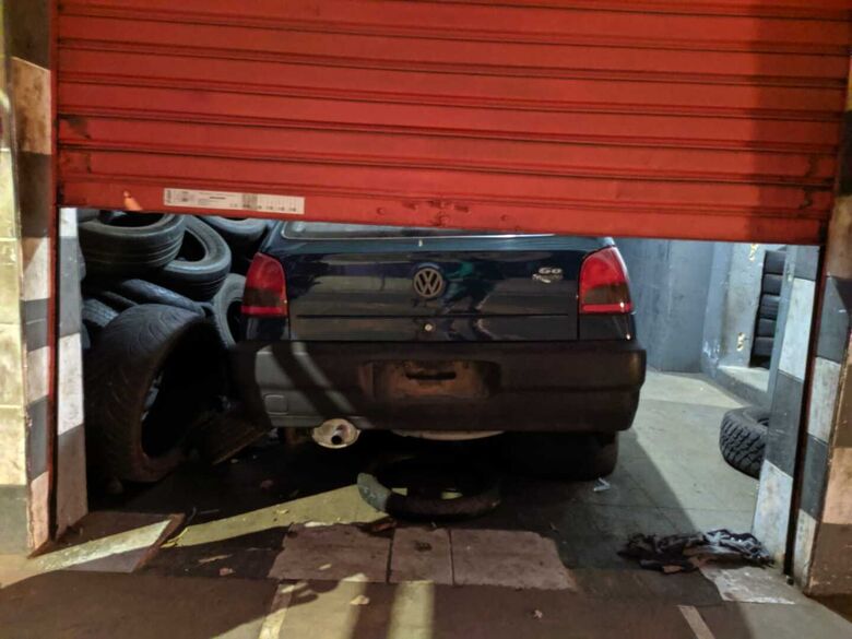 Gol furtado é encontrado pela ROCAM dentro de borracharia no bairro Santa Maria - Crédito: Maycon Maximino/São Carlos Agora