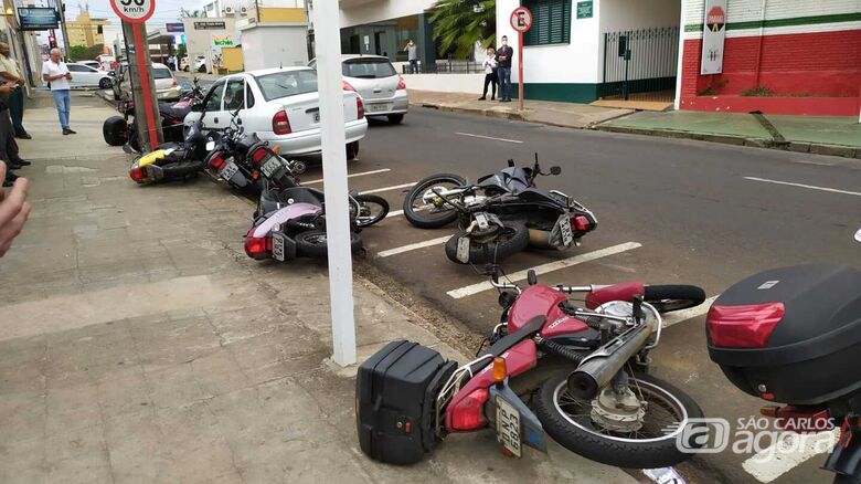 Motorista faz "strike" em motos estacionadas no Centro de São Carlos - Crédito: Maycon Maximino