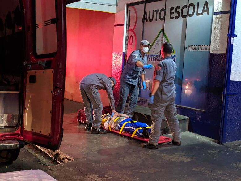 Motociclista sofre acidente no bairro Nova Santa Paula  - Crédito: Maycon Maximino 