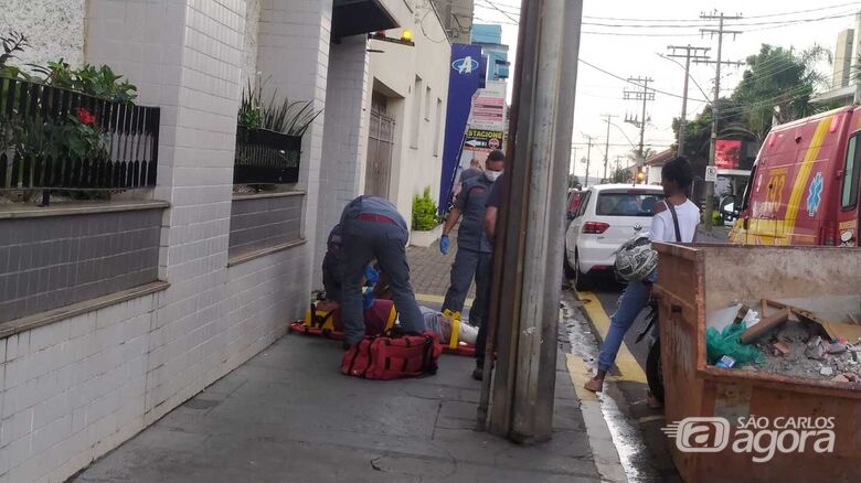 Motoboy fica ferido após colisão no Centro - Crédito: Maycon Maximino/São Carlos Agora