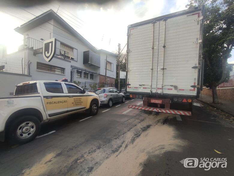 Caminhão quebra e interdita o trânsito na rua Aquidaban - Crédito: Colaborador SCA