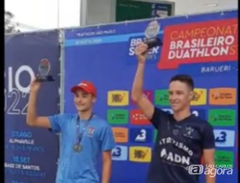 No pódio, Luiz comemora o título brasileiro - Crédito: Divulgação