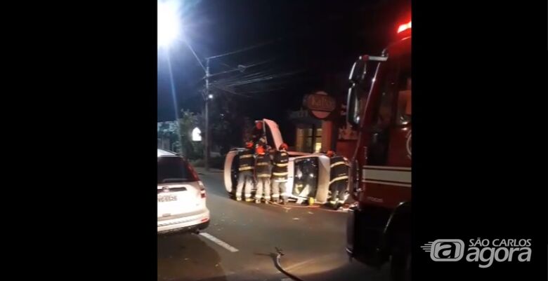 Motorista fica retido em veículo após tombamento no centro de São Carlos; veja vídeo - Crédito: reprodução