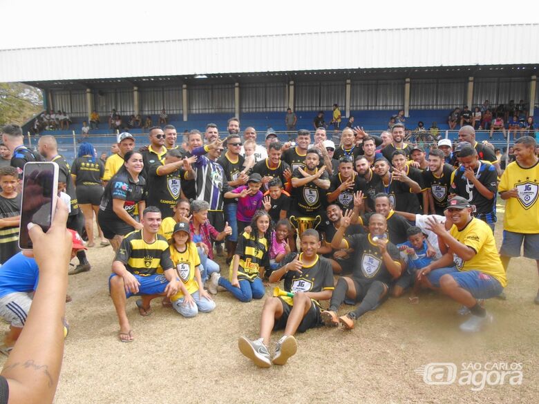 Jogadores do Gonzaga comemoram a conquista e levantam a taça de campeão do Amador - Crédito: Lourival Izaque e Divulgação