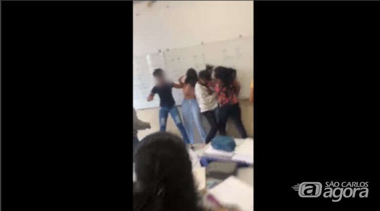 Vídeo: alunas brigam com socos e chutes dentro de escola em Ribeirão Bonito - Crédito: reprodução