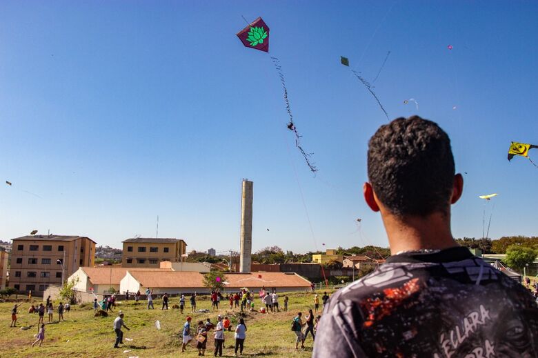 Céu são-carlense ficou colorido com o Festival de Pipas e Picolés promovido pela Associação São-carlense de Ciclismo - Crédito: Lourival Izaque