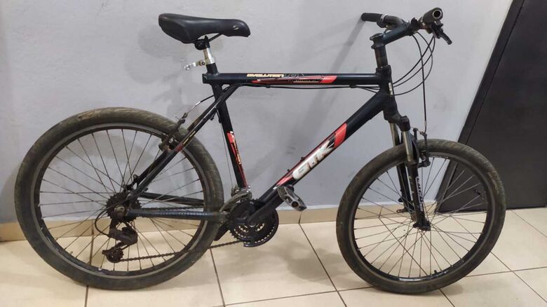 A bike que pode ter sido abandonada pelo ladrão - Crédito: Divulgação