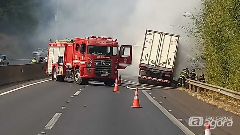 Caminhão-baú pega fogo na SP-310 - Crédito: Daniel Mourão/Whatsapp SCA