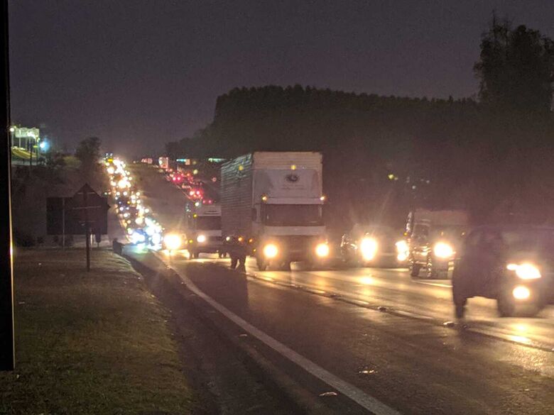 Caminhão quebra e causa congestionamento na Washington Luiz - 