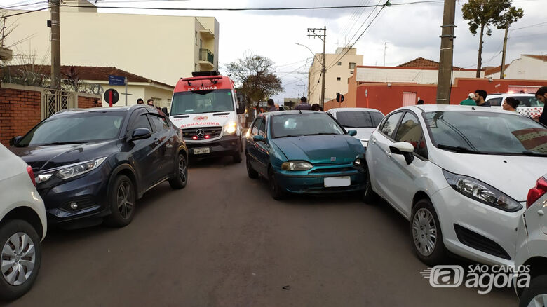 Motorista passa mal ao volante e bate em dois carros - Crédito: Maycon Maximino