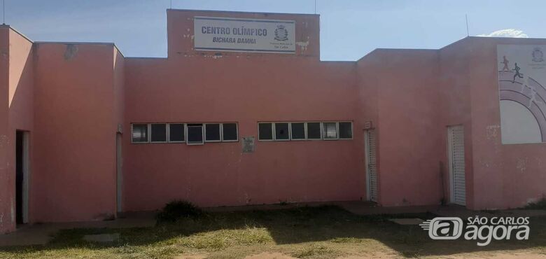 Pista de atletismo sofre com atos de vandalismo, furtos e abandono - Crédito: Marcos Escrivani