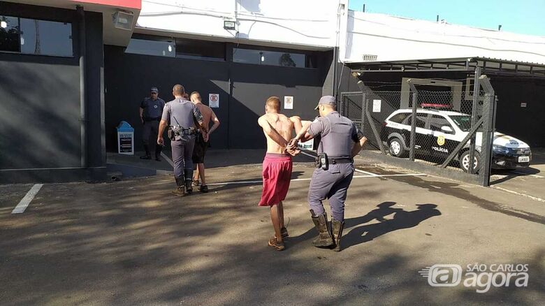 Quatro suspeitos são detidos pela PM após roubo em residência no Planalto Paraíso - Crédito: Maycon Maximino