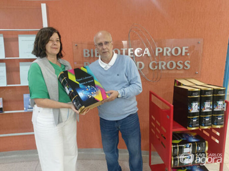 Ana Mara Prado  Bibliotecária do IFSC - USP recebe das mãos do Prof. Dr. Vanderlei Salvador Bagnato  Coordenador do CEPOF  INCT  IFSC  USP o conjunto de kits temáticos educacionais para uso na biblioteca do Instituto de Física de São Carlos (IFSC)  - Crédito: divulgação