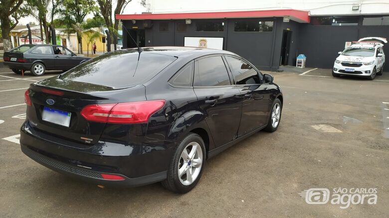 Carro roubado foi transformado em dublê - Crédito: Maycon Maximino