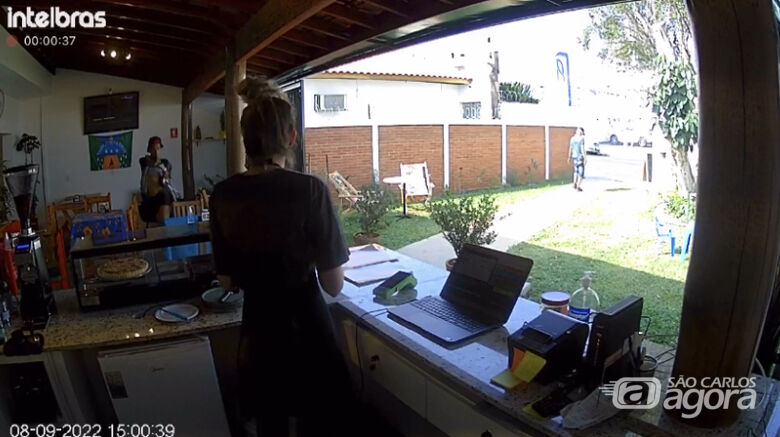 Câmera de segurança flagra assalto no Jardim Bethânia -