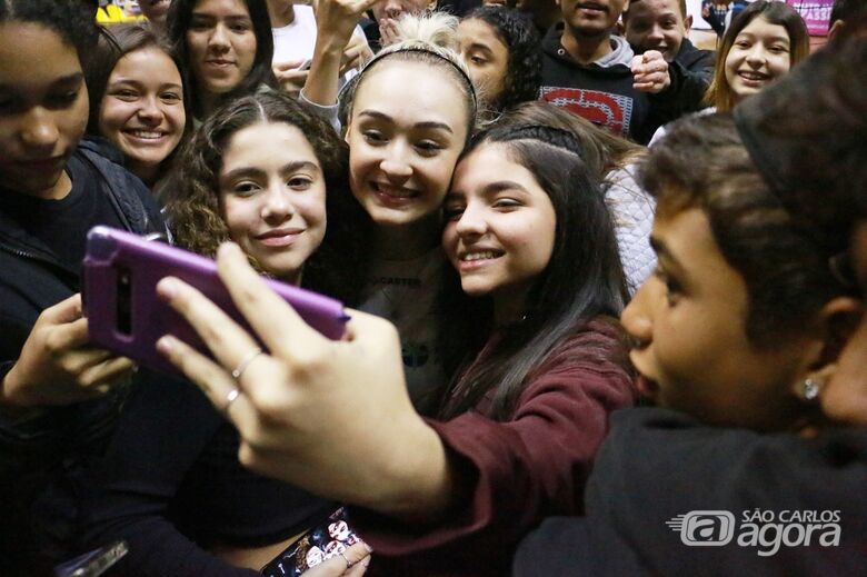Nos dois jogos que a equipe fez em casa, centenas de fãs buscaram uma foto ao seu lado - Crédito: Jonas Bezerra