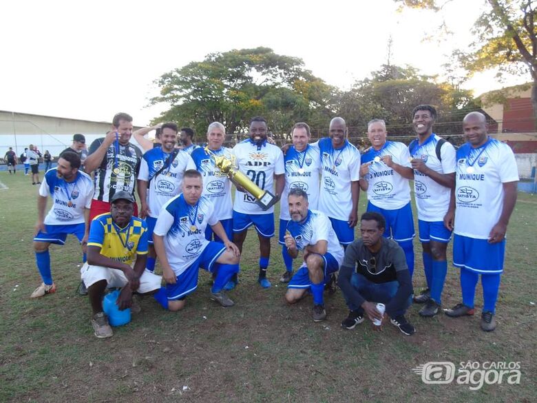 Jogadores do Munique comemoram a conquista da taça: campeão invicto de 2022 - Crédito: Divulgação