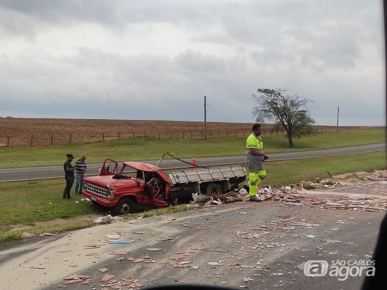 Caminhão carregado com pisos tombou na SP-310 - Crédito: Balda News