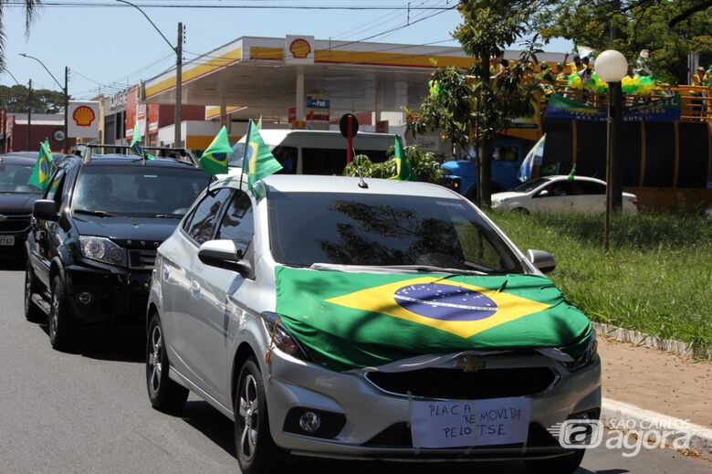 Apoiadores de Bolsonaro realizam carreata pelas ruas de São Carlos  - Crédito: WhatsApp SCA