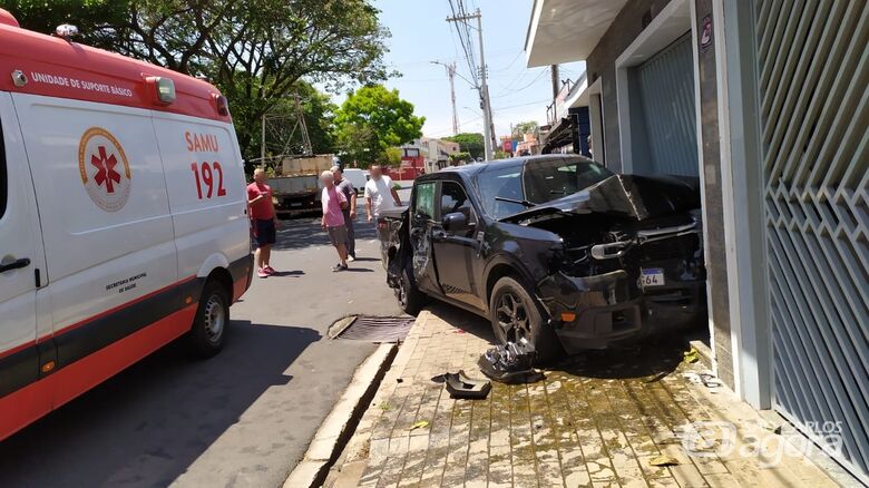 Médico passa mal ao volante, bate em carro, caminhão e portão de residência - Crédito: Maycon Maximino