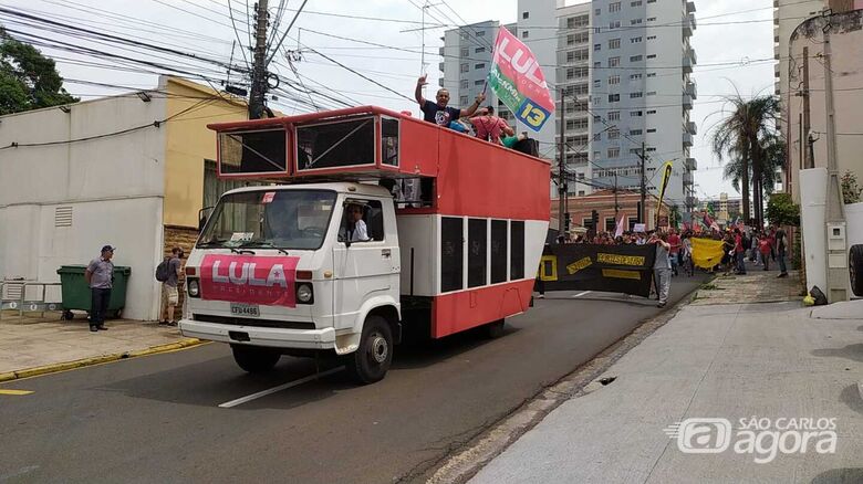 Apoiadores do candidato Lula realizam passeata no Centro de São Carlos - Crédito: Maycon Maximino