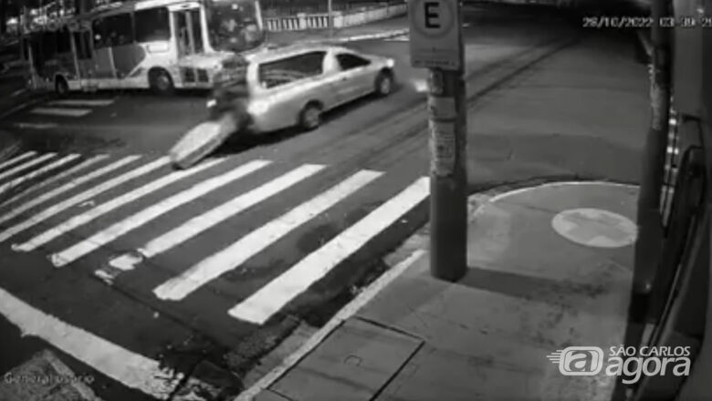 Vídeo: caixão cai de carro funerário no meio da rua - Crédito: reprodução