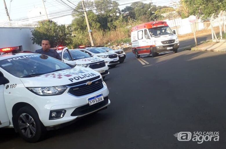 Viaturas na frente de onde ocorreu o crime - Crédito: Whatsapp SCA - 99963-6036