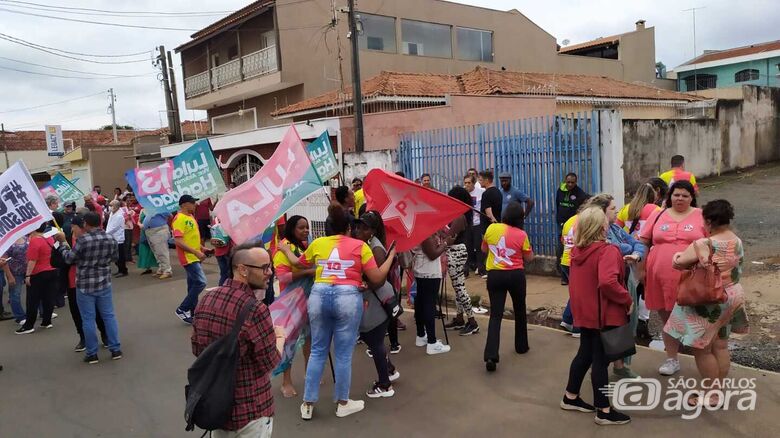 Militância petista fizeram atos em frente ao Sindspam, local onde Alckmin se reuniu com partidários de campanha - Crédito: Maycon Maximino