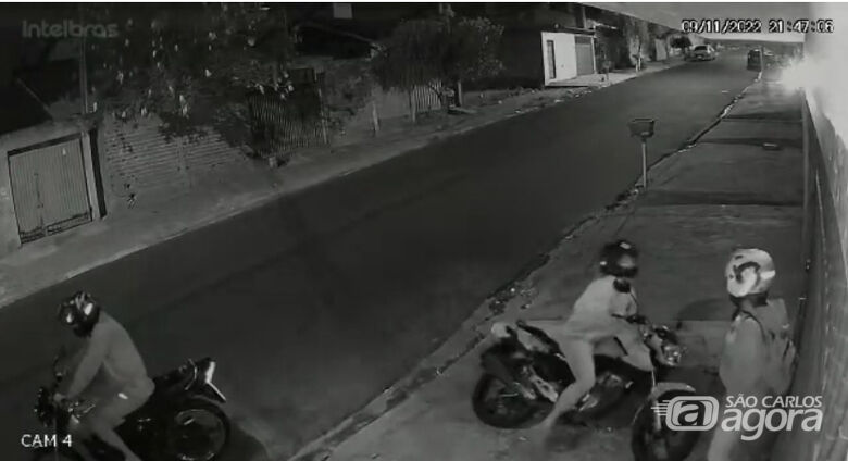 Vídeo: câmera de segurança flagra roubo de moto no Cidade Aracy - Crédito: Reprodução