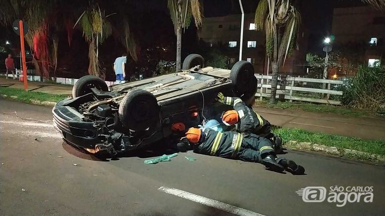 Jovem fica ferido em capotamento na marginal - Crédito: Maycon Maximino