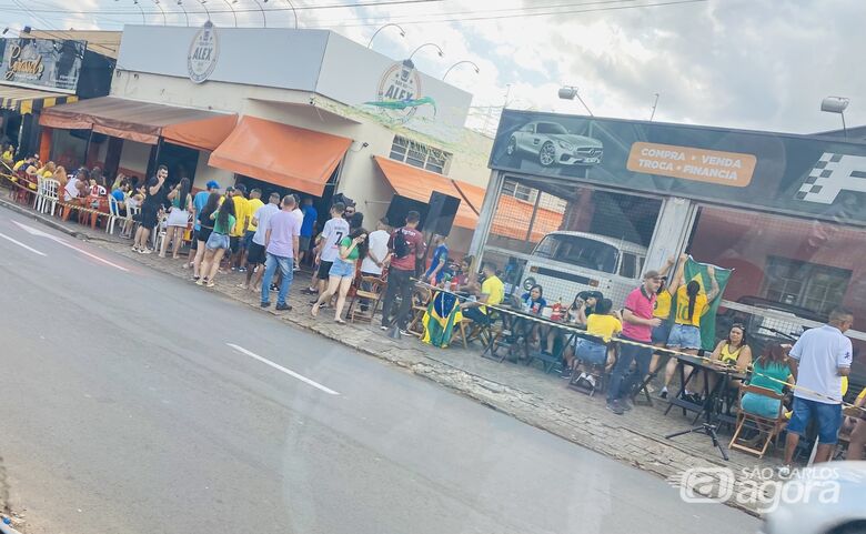 Bar lotado na avenida São Carlos - Crédito: SCA