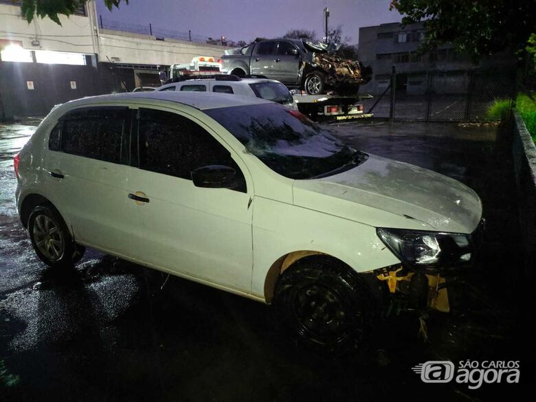 Carro que teria sido usado como "batedor" de caminhonete é encontrado pela PM - Crédito: Maycon Maximino