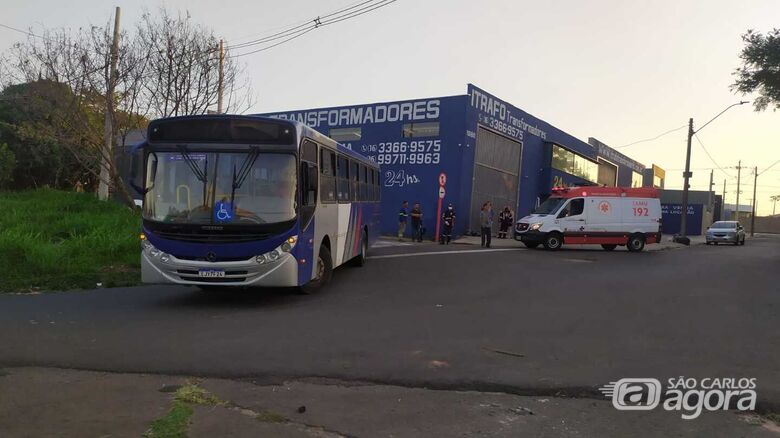 Colisão envolve moto e ônibus na Vila Brasília - Crédito: Maycon Maximino