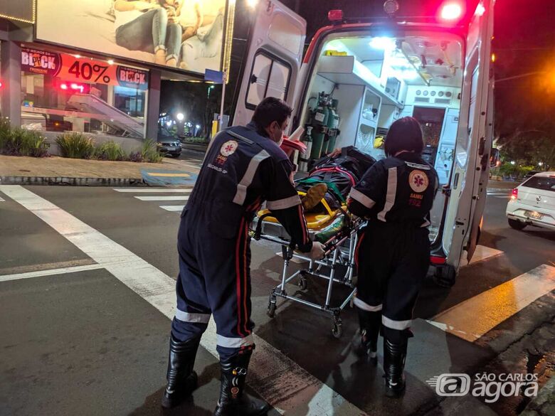 Motociclista se fere em batida contra carro no Centro de São Carlos - Crédito: Maycon Maximino
