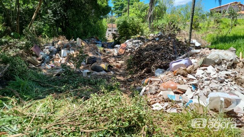 Restos de construção descartados no local - Crédito: Whatsapp SCA