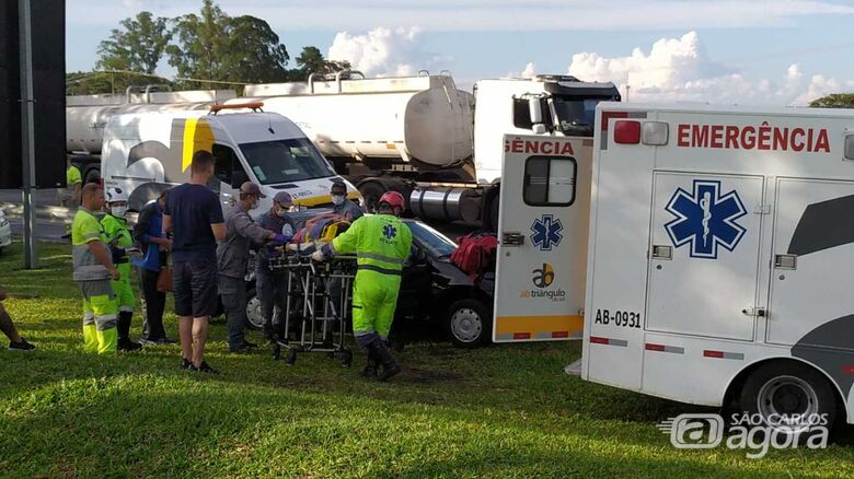 Acidente entre dois carros deixa mulher ferida na WL em São Carlos - Crédito: Maycon Maximino