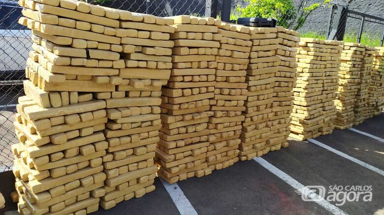 Maconha encontrada dentro da caminhonete - Crédito: Maycon Maximino
