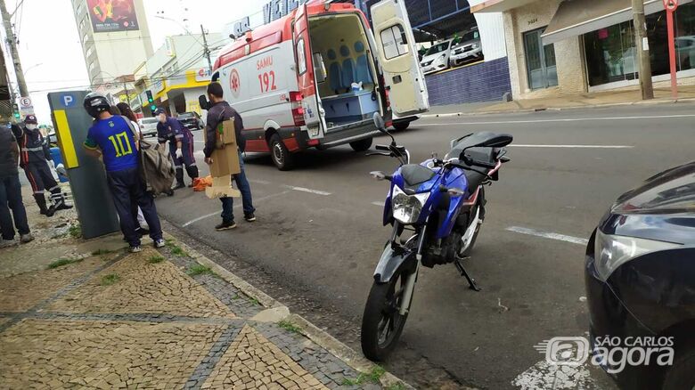 Momento em que vítima e socorrida pelo Samu - Crédito: Maycon Maximino