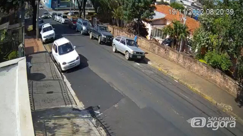 Câmera de segurança registra furto de Gol no Centro - Crédito: Reprodução