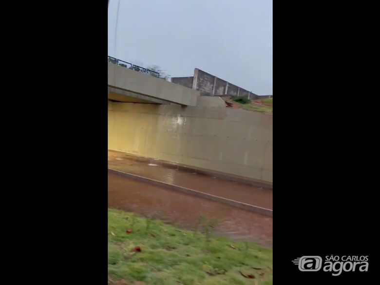 Vídeo mostra pontilhão da Praça Itália tomado pela água - Crédito: reprodução