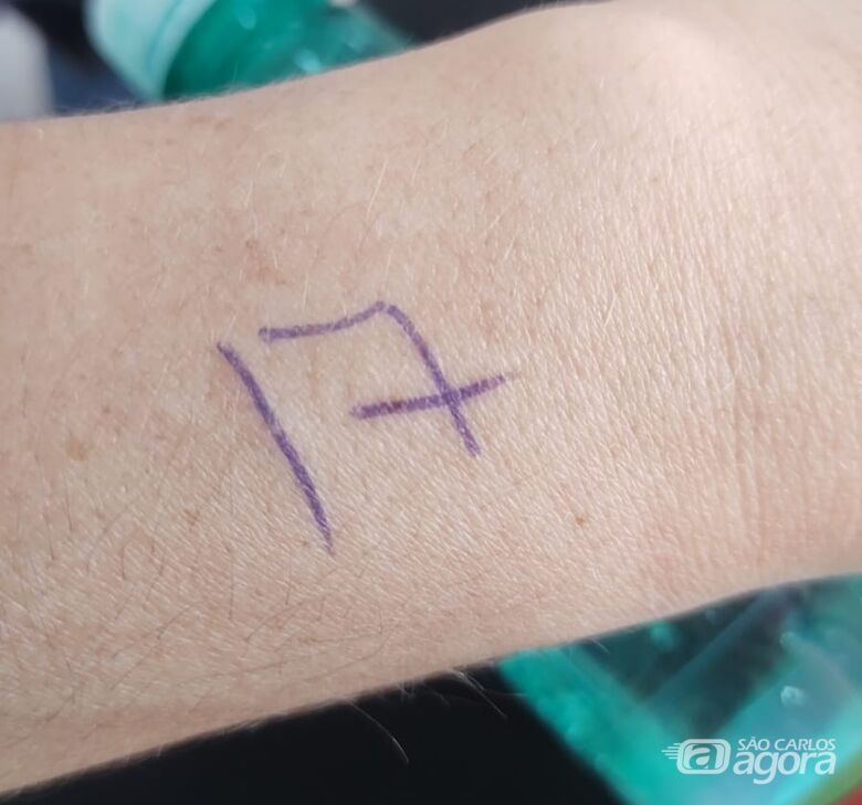 Senhas estão sendo anotadas nos braços das pessoas - Crédito: Whatsapp SCA - 99963-6036