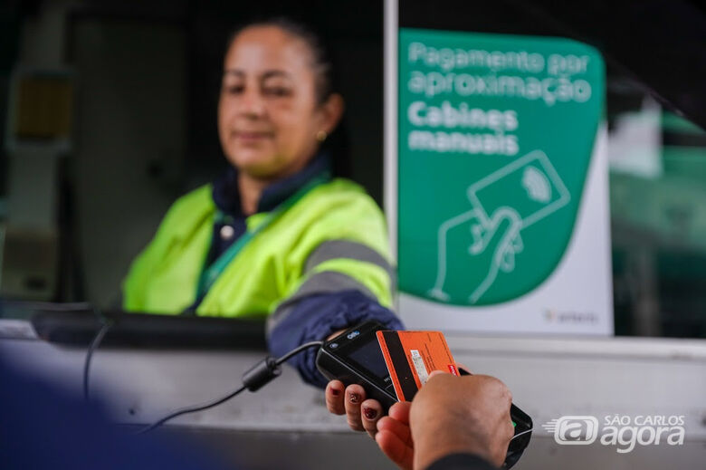 Pedágio sendo pago com cartão - Crédito: divulgação